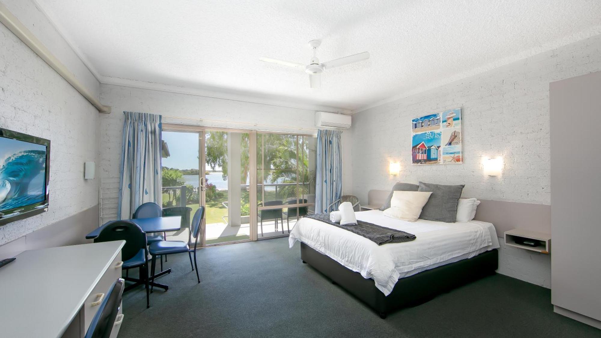 Moby Dick Waterfront Resort Motel Yamba Exterior photo