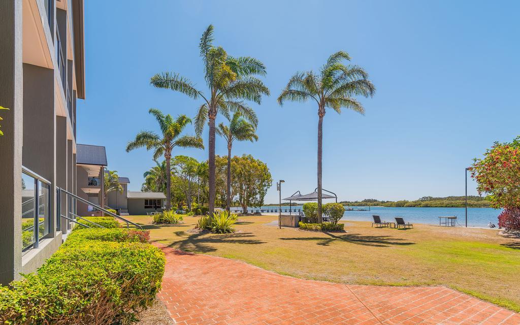 Moby Dick Waterfront Resort Motel Yamba Exterior photo